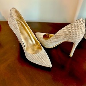 Guess gold & crème pumps, size 6. Great condition!
